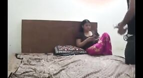 业余印度性爱视频：一个男人付钱给印度女孩打开双腿并在里面倾倒负载 0 敏 0 sec