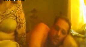 Une femme punjabi potelée se fait montrer ses seins sur webcam pour la vidéo porno en ligne de son amie 1 minute 00 sec