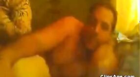 Une femme punjabi potelée se fait montrer ses seins sur webcam pour la vidéo porno en ligne de son amie 5 minute 00 sec