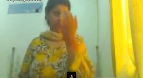 Gordita punjabi esposa se hace para mostrar sus tetas en la webcam de su amigo en línea video porno 0 mín. 0 sec