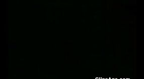 Индийская милфа с большими сиськами трясет и скачет верхом на своем партнере в любительском порно видео 2 минута 00 сек