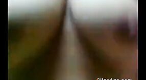 Une MILF indienne aux gros seins secoue et chevauche son partenaire dans une vidéo porno amateur 2 minute 40 sec