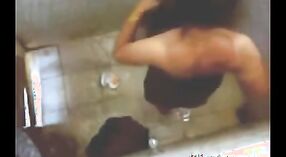 彼女の家の屋上でキャプチャされたインドの看護師のバスビデオ 6 分 20 秒