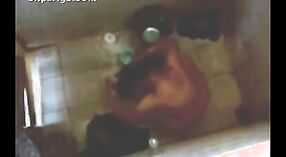 Indiase verpleegster bad video vastgelegd op het dak van haar huis 0 min 50 sec
