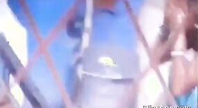 இந்திய வேலைக்காரி தனது பக்கத்து வீட்டு பையனுடன் பெரிய வெளிப்புறங்களில் குளிக்கிறார் 2 நிமிடம் 20 நொடி
