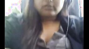 Indian Aunty Kang Amba Susu lan Wuda Kaendahan Ing Webcam 2 min 30 sec