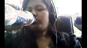 Indian Aunty Kang Amba Susu lan Wuda Kaendahan Ing Webcam 3 min 00 sec