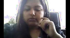 Les Gros seins de Tante Indienne et la Beauté Nue sur Webcam 3 minute 10 sec