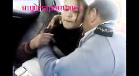 Vidéo de sexe indien amateur mettant en vedette un policier arabe 2 minute 40 sec