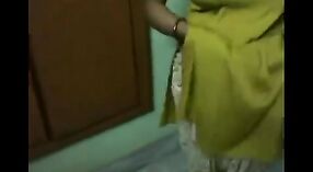 Desi Aunty Meenu Montre Ses Gros Seins et Son Cul dans une Vidéo Porno Amateur 1 minute 20 sec