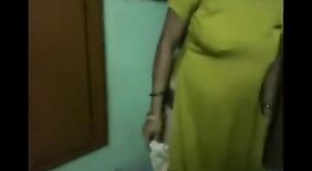Desi Aunty Meenu widać od jej duży cycki i tyłek w amator porno wideo 1 / min 30 sec