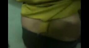 Дези Тетушка Мину демонстрирует свои большие сиськи и задницу в любительском порно видео 2 минута 10 сек