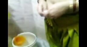 Desi Aunty Meenu Shows af haar groot borsten en bips in Amateur porno Video - 3 min 00 sec