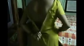 Desi Zia Meenu Mostra le sue grandi tette e Culo in Video Porno amatoriale 0 min 40 sec