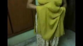 Desi Aunty Meenu Shows af haar groot borsten en bips in Amateur porno Video - 0 min 50 sec