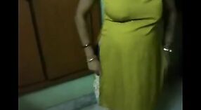 Desi Aunty Meenu Memamerkan Payudara Besar dan Pantatnya dalam Video Porno Amatir 1 min 10 sec