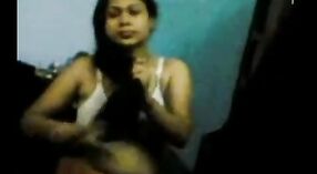 Desi Bhabhi zeigt ihrem Geliebten im Mms-Video ihre nackten Brüste und ihren Arsch 1 min 50 s