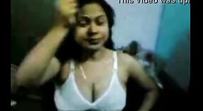 Desi Bhabhi zeigt ihrem Geliebten im Mms-Video ihre nackten Brüste und ihren Arsch 2 min 20 s