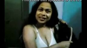 Desi Bhabhi zeigt ihrem Geliebten im Mms-Video ihre nackten Brüste und ihren Arsch 2 min 50 s