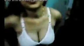 Desi Bhabhi widać od jej nagi cycki i tyłek do jej kochanek w Mms wideo 3 / min 50 sec