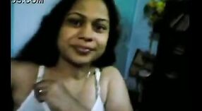 Desi Bhabhi zeigt ihrem Geliebten im Mms-Video ihre nackten Brüste und ihren Arsch 4 min 20 s
