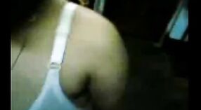 Desi Bhabhi zeigt ihrem Geliebten im Mms-Video ihre nackten Brüste und ihren Arsch 4 min 50 s