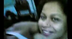 Desi Bhabhiは、MMSビデオで彼女の恋人に彼女のヌードおっぱいとお尻を披露します 5 分 20 秒