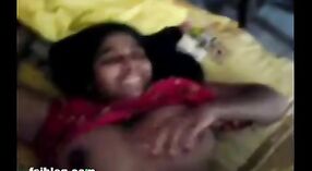 Salwar Kameez的Desi Girl在业余视频中被暴露和捕获 2 敏 10 sec