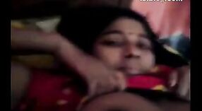 Salwar Kameez的Desi Girl在业余视频中被暴露和捕获 0 敏 30 sec