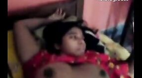 Salwar Kameez的Desi Girl在业余视频中被暴露和捕获 1 敏 10 sec