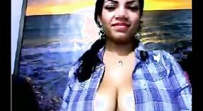 Desi milf Gheeta Bhabis große Brüste vor der kamera 1 min 20 s