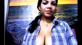 Desi milf Gheeta Bhabis große Brüste vor der kamera 4 min 00 s
