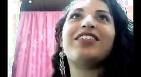 Video di sesso indiano con la splendida Savitha, una ragazza squillo 1 min 00 sec