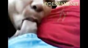 Video de sexo indio con una chica tamil gordita que hace una mamada al aire libre 3 mín. 10 sec