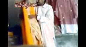 Amateurvideo einer Gharwali-Bhabi, die von ihrem Nachbarn hart gefickt wird 0 min 0 s