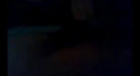 Te త్సాహిక దేశీ ఆంటీ తన పొరుగువారిని లీక్ చేసిన MMS వీడియోలో ఇబ్బంది పెట్టాడు 2 మిన్ 40 సెకను
