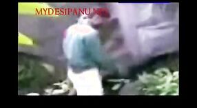 Vidéo de sexe indien mettant en vedette une andhra bhabi se faisant baiser en plein air 1 minute 10 sec