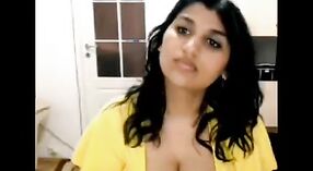 Desi Girls Nandini在新的一系列业余性爱视频中明星 0 敏 0 sec