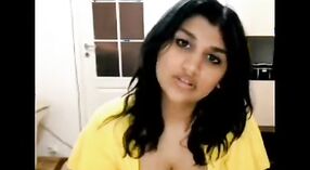 Desi meisjes Nandini sterren in een nieuwe serie van amateur seks video ' s 0 min 50 sec