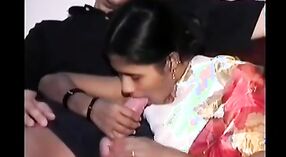 Indisches MILF-Pornovideo mit einem jungen Mädchen aus dem Dorf 0 min 0 s