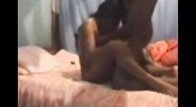 Vidéo porno indienne mettant en vedette un prêtre et une dame 33 minute 00 sec