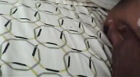 Desi Mädchen in einem dampfenden porno-video: Indische Tante schläft 2 min 40 s