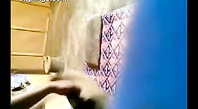このオンラインポルノビデオで床で犯されているホットガールをフィーチャーしたインドのセックスビデオ 0 分 40 秒