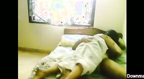 Video seks India yang menampilkan devar muda dan terangsang 0 min 0 sec