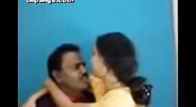 Desi Girl在热门视频中被客户接吻并感受到 1 敏 20 sec