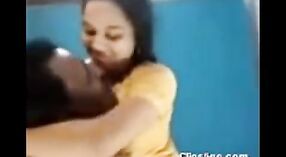 Desi Girl在热门视频中被客户接吻并感受到 2 敏 20 sec
