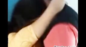 Desi Girl在热门视频中被客户接吻并感受到 4 敏 00 sec