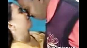 Desi dziewczyna dostaje kissed I felt przez klient w a gorący wideo 4 / min 40 sec