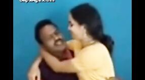 Desi Girl在热门视频中被客户接吻并感受到 0 敏 0 sec