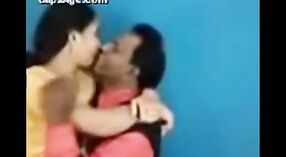 Desi Girl在热门视频中被客户接吻并感受到 0 敏 40 sec